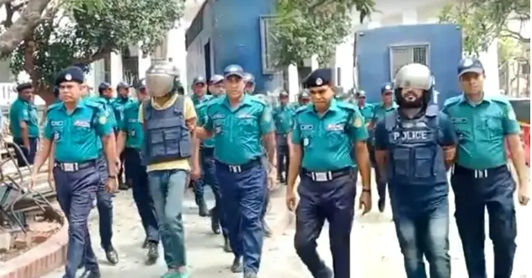 পুলিশি হেফাজতে আসামিদের ট্রাইব্যুনালে নিয়ে যাওয়া হচ্ছে